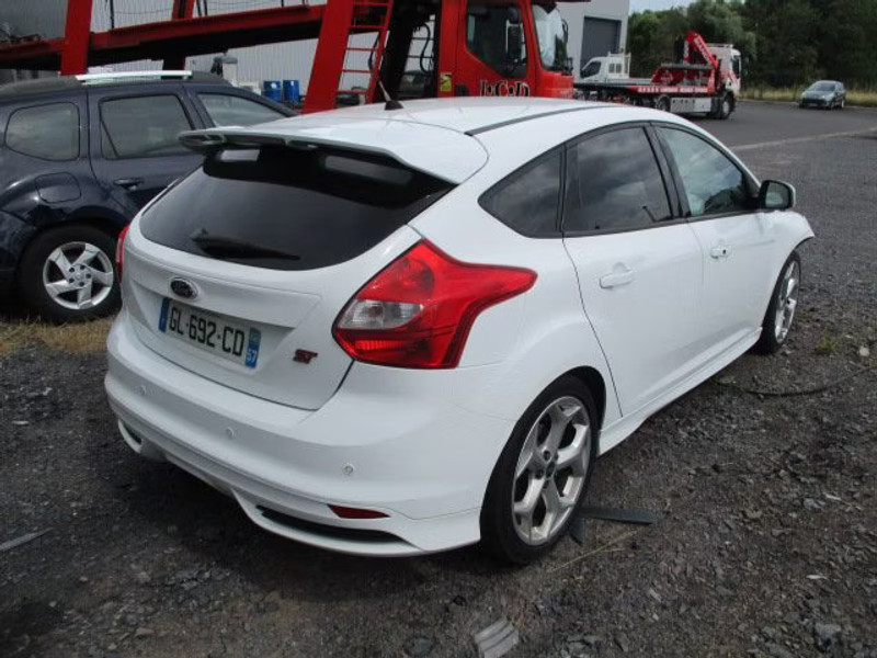 FORD FOCUS ST 2.0 I 5P — zdjęcie 4
