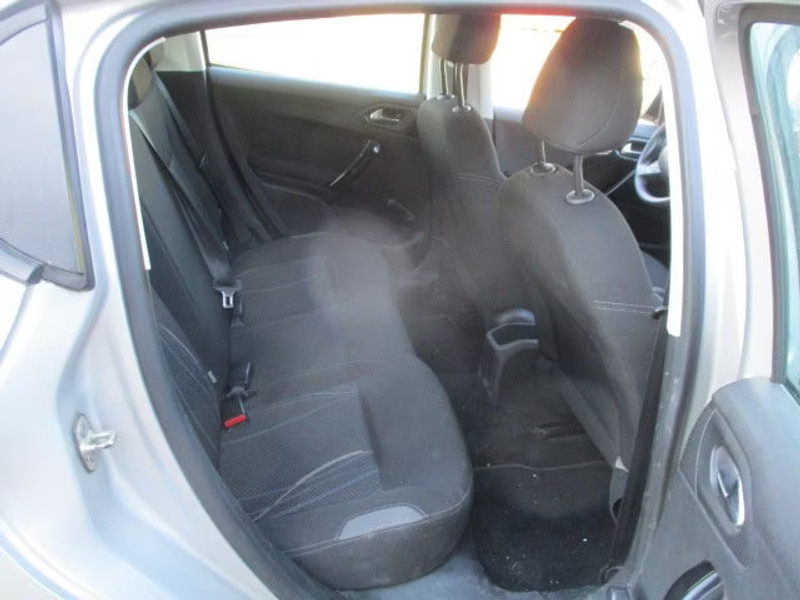 PEUGEOT 208 1.6 HDI 5P — zdjęcie 8