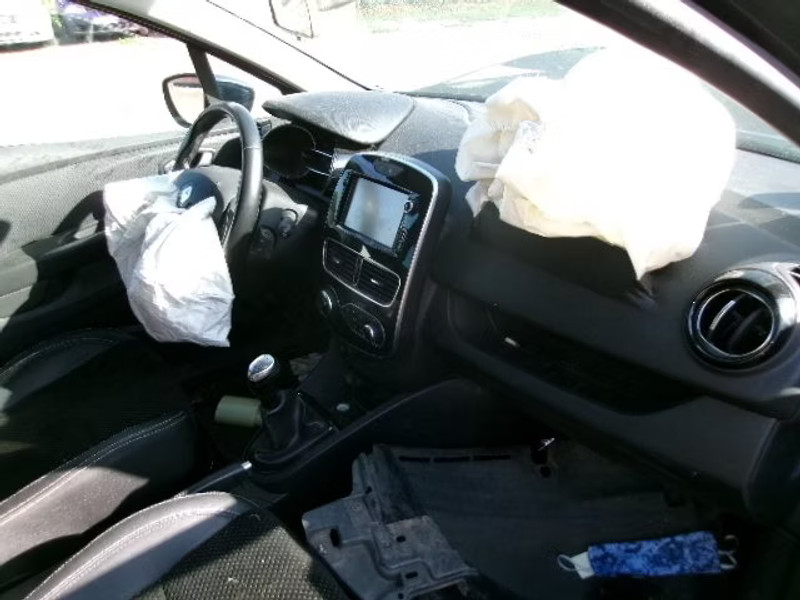 RENAULT CLIO 0.9 I 5P — zdjęcie 6