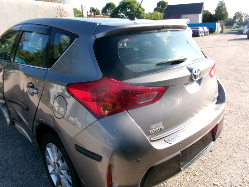 TOYOTA AURIS 1.3 Comfort 5 DRS HB — zdjęcie 14