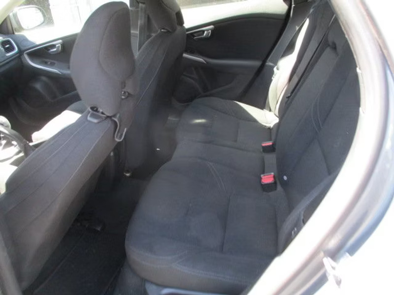 VOLVO V40 1.6 D2 5P — zdjęcie 7