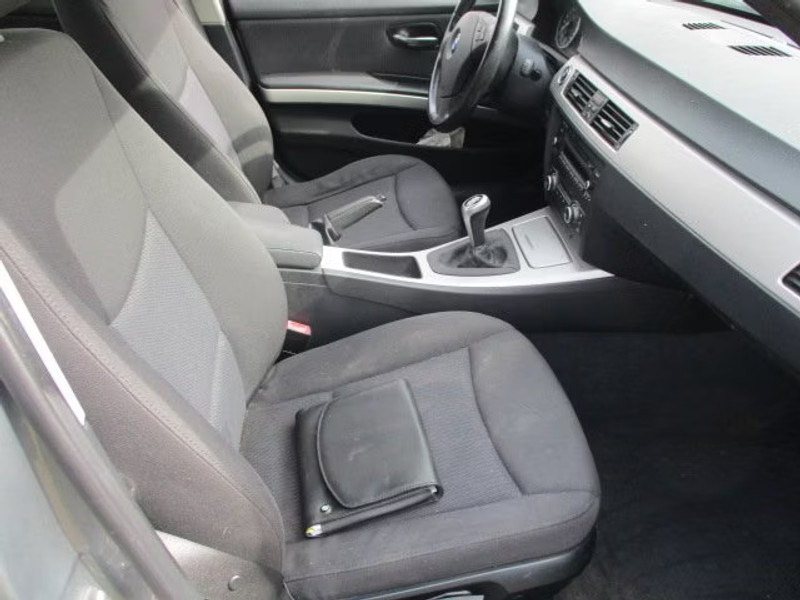 BMW 318 TOURING 2.0 D 5P — zdjęcie 8