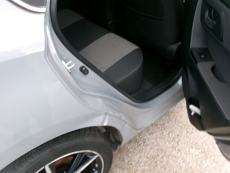 TOYOTA AURIS 1.2 Style 5 Drs HB — zdjęcie 18
