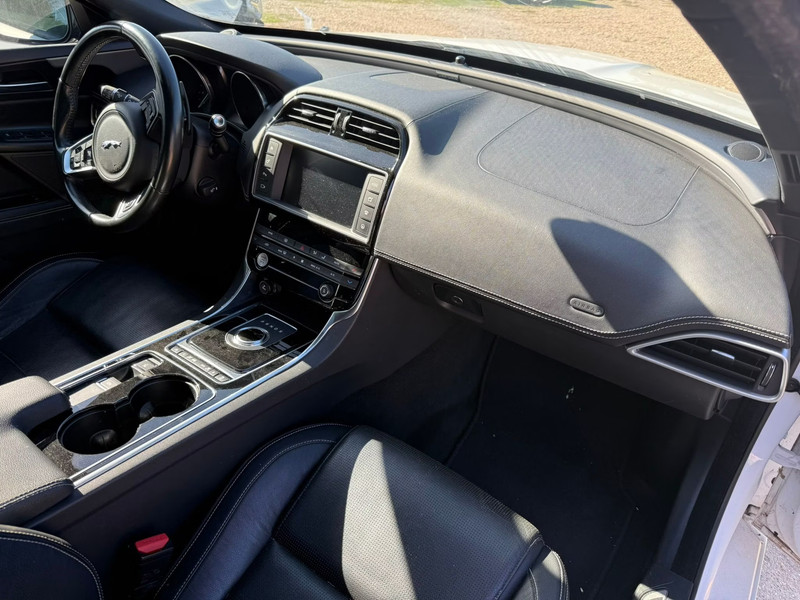 JAGUAR XE 2.0D 180 R-SPORT — zdjęcie 8