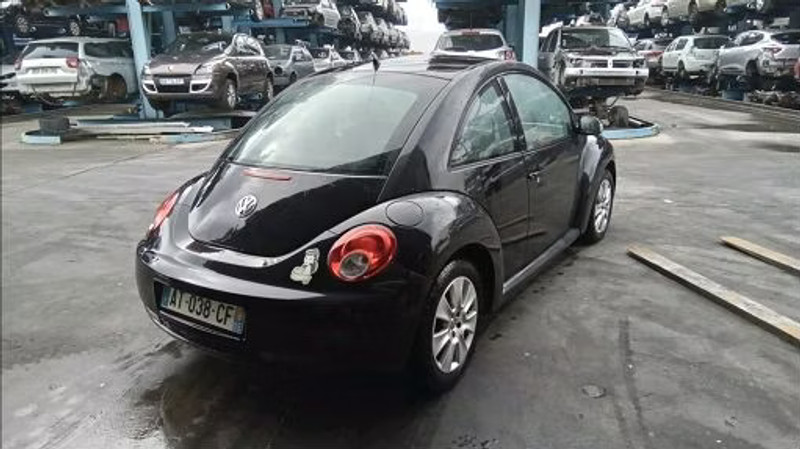 VOLKSWAGEN NEW BEETLE 1.6I — zdjęcie 3