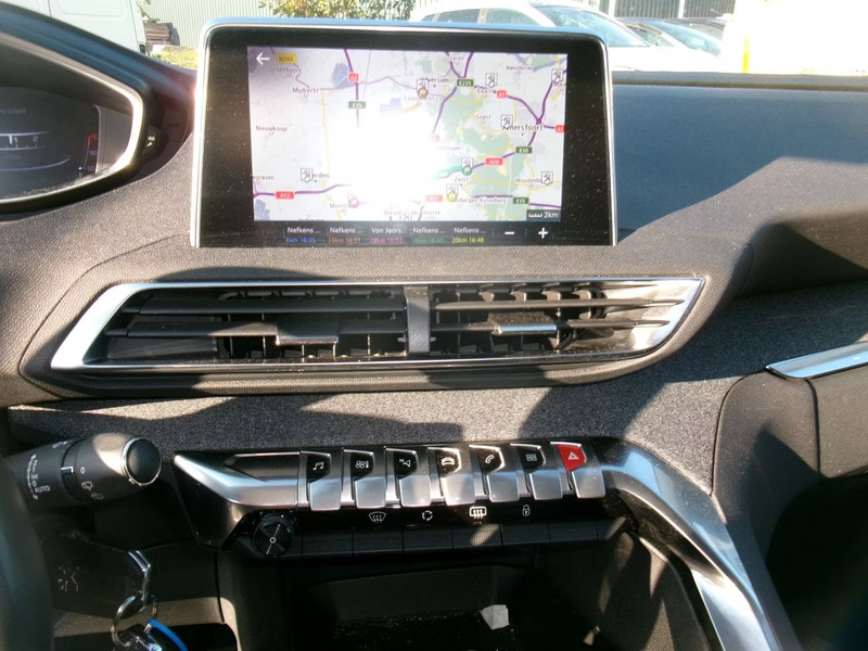 PEUGEOT 3008 1.2 Allure — zdjęcie 33